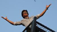 Aktor Bollywood, Shahrukh Khan menyapa para fans yang berkumpul dari balkon rumahnya di Mumbai, India, Kamis (2/11). Pria yang sering dipanggil SRK ini berulang tahun yang ke 52. (AP Photo/Rafiq Maqbool)