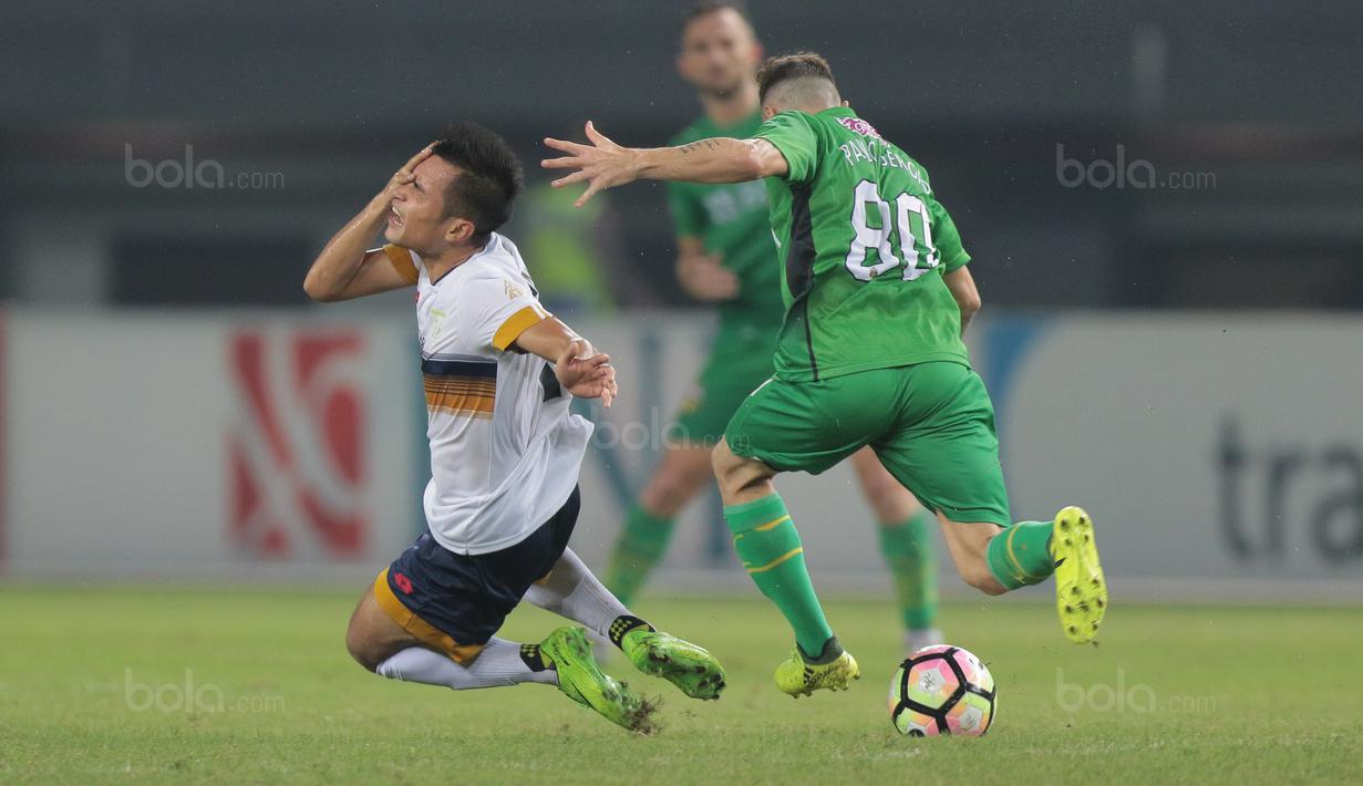 Persela Lamongan, Muhammad Agung Pribadi (kiri) kesakitan setelah berebut bola dengan pemain Bhayangkara FCPaulo Sergio pada lanjutan Liga 1 2017 di Stadion Patriot, Bekasi, (27/10/2017). Bhayangkara menang 3-1. (Bola.com/Nicklas Hanoatubun)