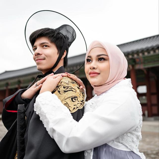 8 Potret Aurel Hermansyah dan Atta Halilintar Pakai Hanbok saat Liburan, Bak Drama Korea