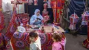 Lentera ini sering dibuat oleh perajin lokal di Gaza, seperti di Khan Younis, dan Kota Gaza. Tampak dalam foto, Rehan Hazem Sharab, seorang pengungsi Palestina berusia 32 tahun, membuat lampion buatan tangan dari kotak-kotak bantuan yang tersisa sebagai persiapan menyambut bulan suci Ramadan yang dimulai pada 17 Februari, di luar tendanya di lingkungan Al-Mawasi, Khan Younis, di Jalur Gaza selatan pada Sabtu 7 Februari 2026. (Bashar Taleb/AFP)