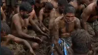 Tradisi Unik dari India ini dipercaya dapat memberikan manfaat, ribuan penduduk desa turun ke atas tumpukan kotoran sapi untuk ambil bagian dalam pertempuran tahunan tradisi mereka.