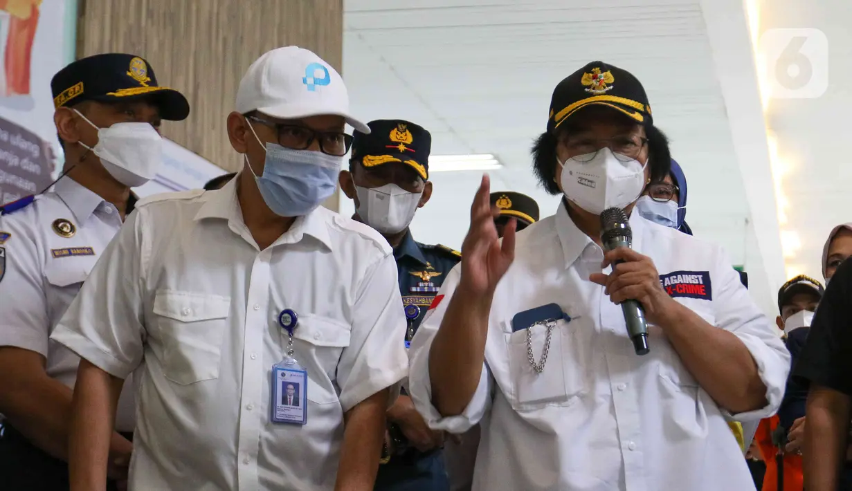 <p>Menteri Lingkungan Hidup dan Kehutanan Siti Nurbaya (kanan) saat memantau mudik di Terminal Penumpang Pelabuhan Tanjung Priok, Jakarta, Selasa (26/4/2022). Kunjungan tersebut dalam rangka memantau persiapan mudik minim sampah. (Liputan6.com/Herman Zakharia)</p>