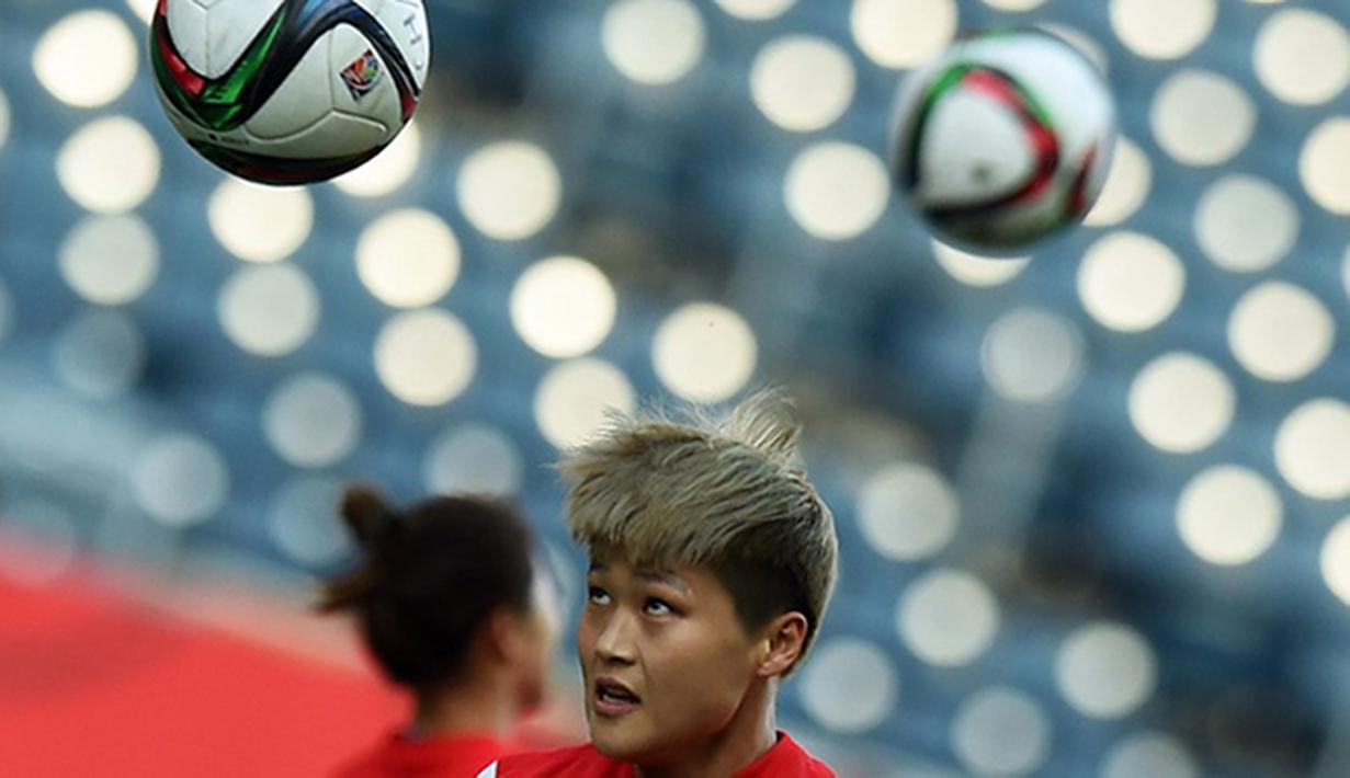 Ma Jun pesepak bola wanita asal Tiongkok melakukan persiapan di Piala Dunia Wanita 2015. (AFP/Jewel Samad)