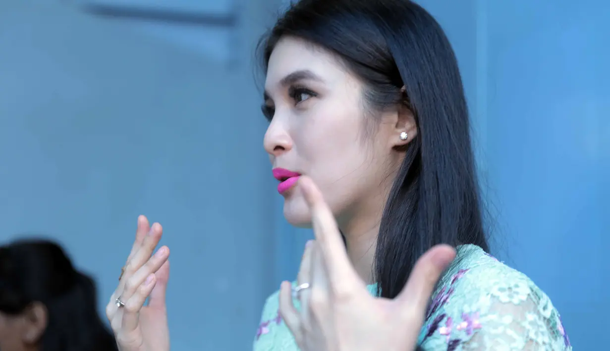 Selain itu, penggemar tokoh kartun Disney ini juga mengaku lebih centil. Padahal sebelum hamil ia mengaku tidak pernah belanja dengan berlebih, ia lebih sering menerima pemberian saja. (Nurwahyunan/Bintang.com)