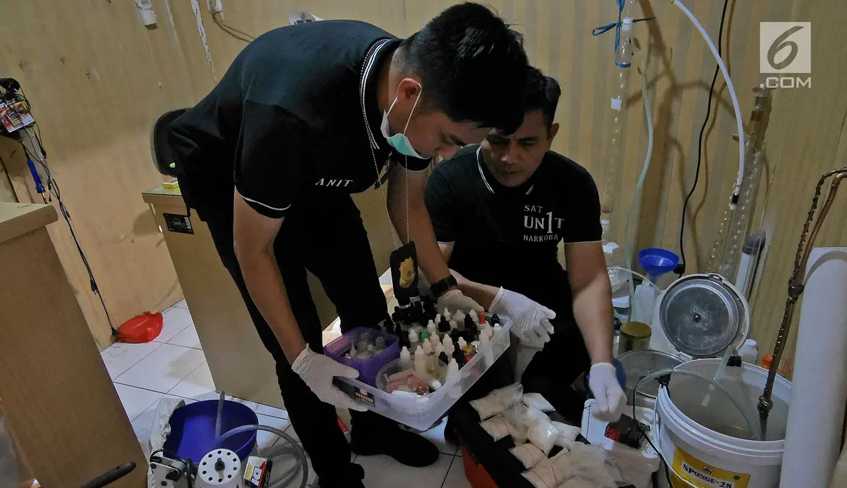 Polisi menunjukkan barang bukti pembuatan narkotika di TKP pabrik sabu di Kalideres, Jakarta, Senin (24/6/2019). Pabrik pembuatan sabu tersebut sudah beroperasi sejak tahun 2018. (Liputan6.com/Herman Zakharia)