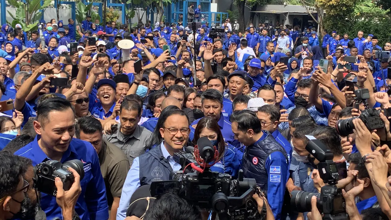 Ratusan kader Partai Demokrat menyambut kedatangan Gubernur DKI Jakarta Anies Baswedan, Jumat (7/10/2022).