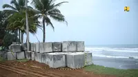 Kementerian PUPR membangun pengaman pantai di Bengkulu untuk melindungi pantai dari resiko abrasi dan erosi akibat terjangan ombak. (Dok Kementerian PUPR)