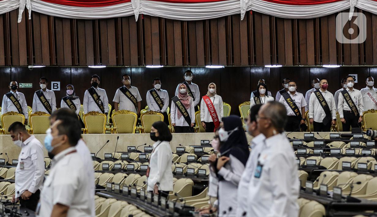 Sejumlah petugas memperagakan pimpinan lembaga tinggi negara dalam gladi bersih persiapan Sidang Tahunan MPR RI, Sidang Bersama DPR RI dan DPD RI dan Sidang Paripurna DPR RI di Kompleks Parlemen, Jakarta, Senin (15/8/2022). Presiden Joko Widodo akan kembali menyampaikan pidato kenegaraan dan keterangan pemerintah terkait RUU APBN 2023 dan Nota Keuangan dalam Rapat Tahunan MPR dan Rapat Bersama DPR & DPD RI pada Selasa, 16 Agustus 2022. (Liputan6.com/Johan Tallo)