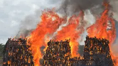 Ratusan senjata ilegal yang disita pihak keamanan Kenya dibakar di Kajiado County, Kenya (15/11). Pembakaran ini adalah upaya pemerintah Kenya untuk mengurangi tindak kejahatan yang mengunakan senjata api. (AFP/Tony Karumba)