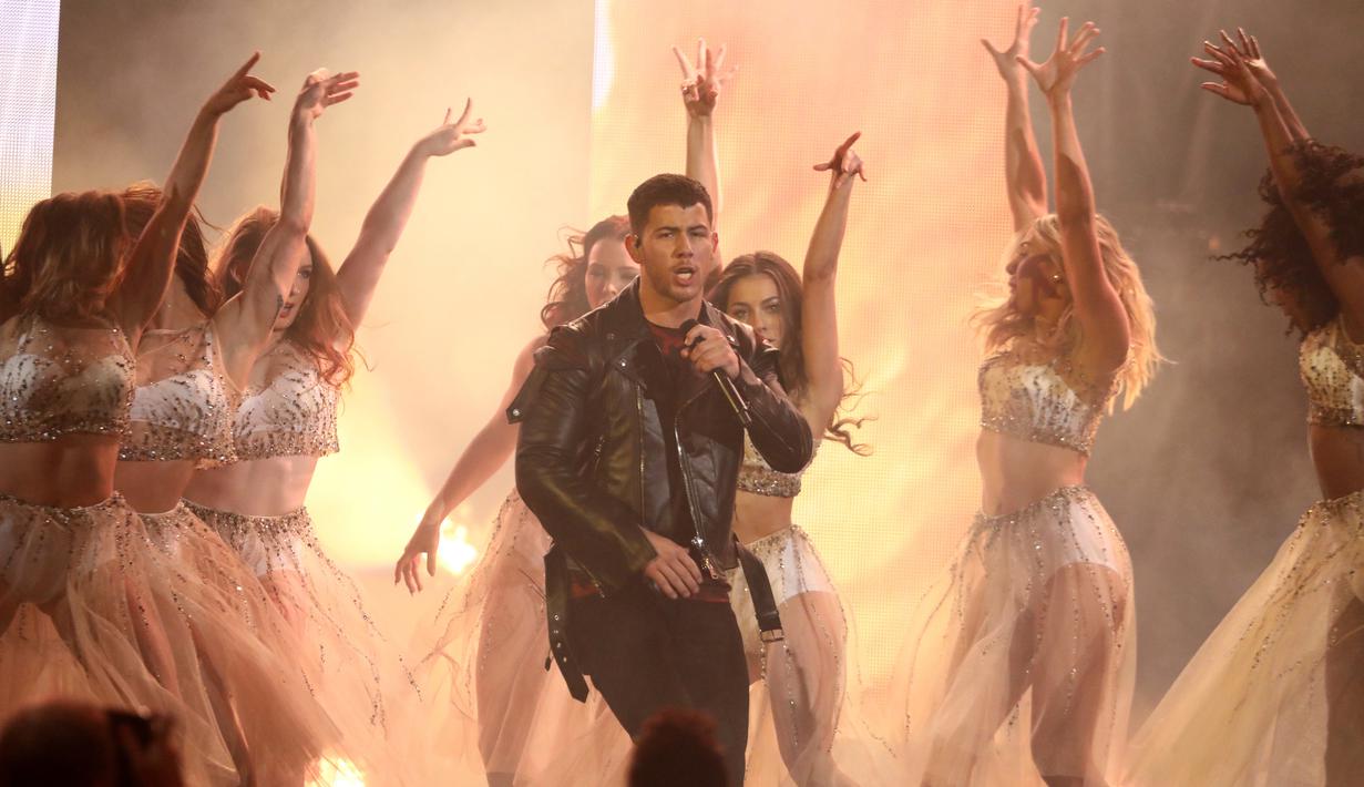 Penampilan Nick Jonas membawakan lagu barunya “Find You” di panggung American Music Awards (AMA) 2017, Los Angeles, Minggu (19/11). Nick terlihat menari bersama dancer-dancer wanitanya yang seksi dengan busana menerawang. (Matt Sayles/Invision/AP)