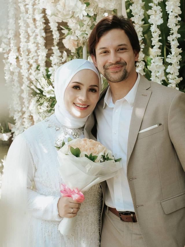 5 Potret Lucky Perdana dan Lidi Brugman Pakai Busana Senada, Romantis