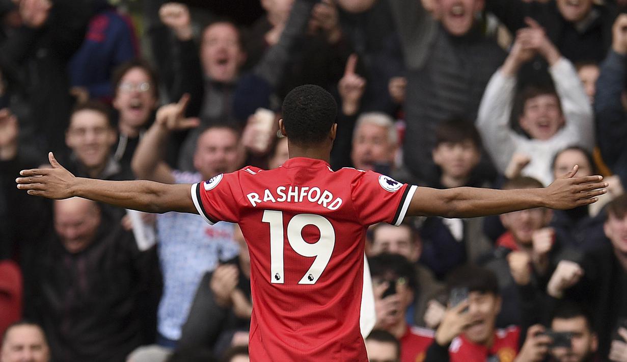 Striker Manchester United, Marcus Rashford merayakan gol yang dicetaknya ke gawang Liverpool pada laga Premier League di Stadion Old Trafford, Manchester, Sabtu (10/3/2018). MU menang 2-1 atas Liverpool. (AFP/Oli Scarff)