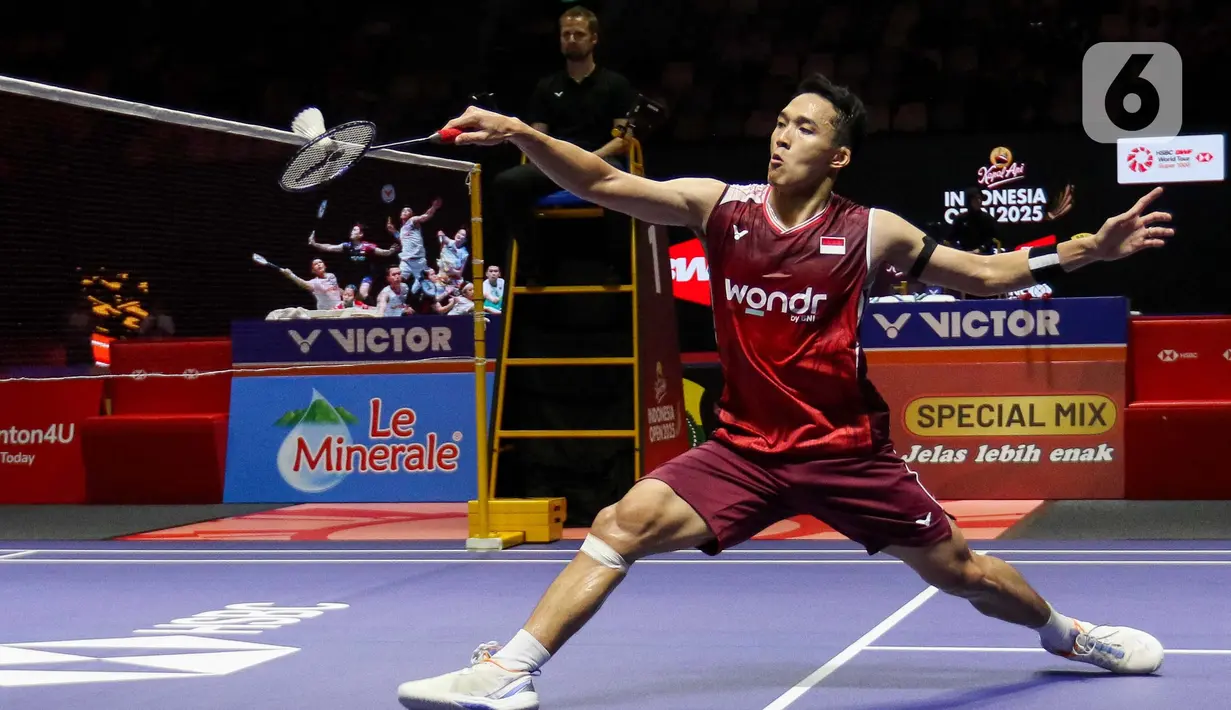 Di gim pertama, Jonatan Christie tampil kurang maksimal. Tunggal putra andalan Indonesia ini sempat kecolongan 5 kali berturut-turut, yang membuat dia tertingal dari Jia Heng Jason Teh. (Liputan6.com/Herman Zakharia)