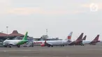 Sejumlah pesawat maskapai penerbangan terparkir di Bandara Soekarno Hatta, Tangerang, Senin (6/7/2020). PT Angkasa Pura II (Persero) akan mengkordinasikan permintaan maskapai untuk slot penerbangan, rute penerbangan dan frekuensi penerbangan di dalam satu rute. (Liputan6.com/Angga Yuniar)