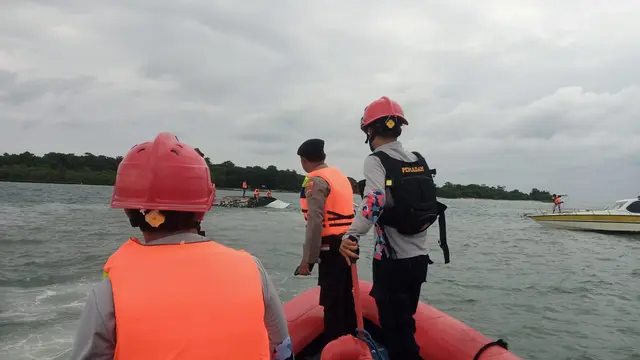 Petugas Kepolisian Mengevakuasi Penumpang Speedboat yang Terbalik di Pulau Rambut