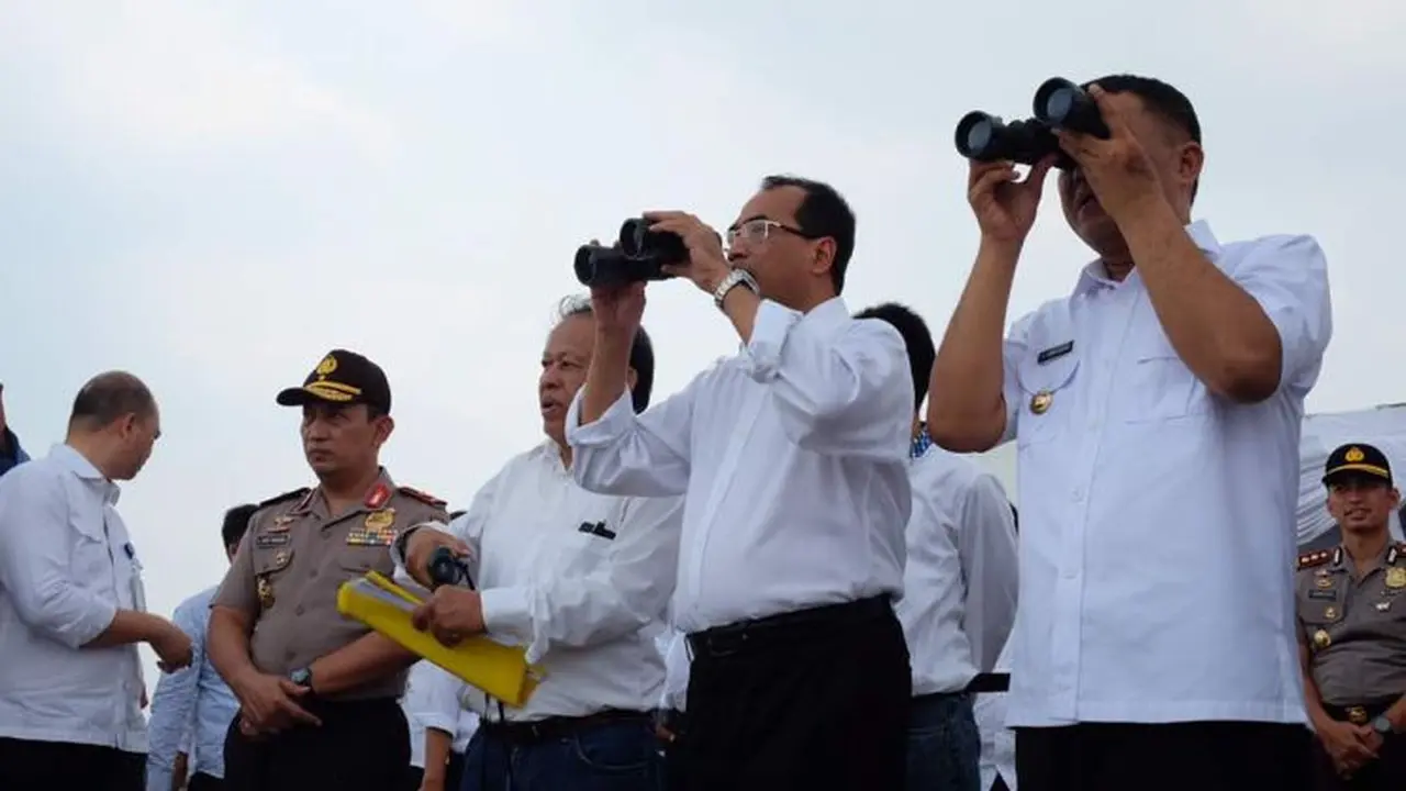 Menhub Budi Karya meninjau lokasi pembangunan Pelabuhan Warnasari yang terletak di Kelurahan Warnasari dan Samangraya, Kecamatan Citangkil, Kota Cilegon, Sabtu (27/5/2017). (Foto: Kemenhub)