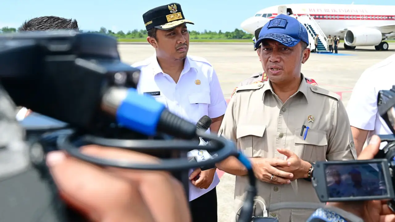 Menteri Sekretaris Negara Prasetyo Hadi di Lanud Sutan Sjahrir, Sumatra Barat, Kamis (18/12/2025).