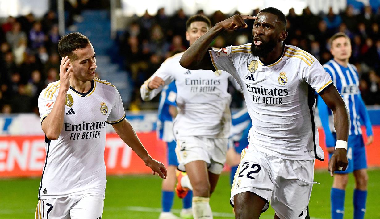 Pemain Real Madrid, Lucas Vazquez (kiri) melakukan selebrasi setelah mencetak gol kemenangan timnya ke gawang Deportivo Alaves pada laga pekan ke-18 Liga Spanyol 2023/2024 di Mendizorroza Stadium, Vitoria, Spanyol, Jumat (22/12/2023) dini hari WIB. (AFP/Ander Gillenea)