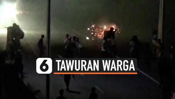 VIDEO: Kelompok Warga Tawuran Menggunakan Senjata Tajam dan Petasan