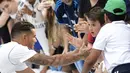 Pemain baru Real Madrid, Theo Hernandez, menyalami suporter saat baru diperkenalkan di Stadion Santiago Bernabeu, Madrid, Senin (10/7/2017). (AFP/Javier Soriano)