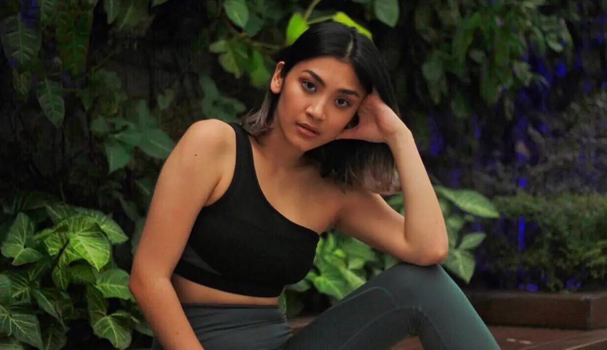 Tampil dengan rambut pendek sebah, gaya sporty Canti juga tak kalah modis. Pakai baju olahraga berwarna hitam serta legging abu-abu, wanita kelahiran 1994 tersebut pamer tubuh sehat. (Liputan6.com/IG/@cantitachril)