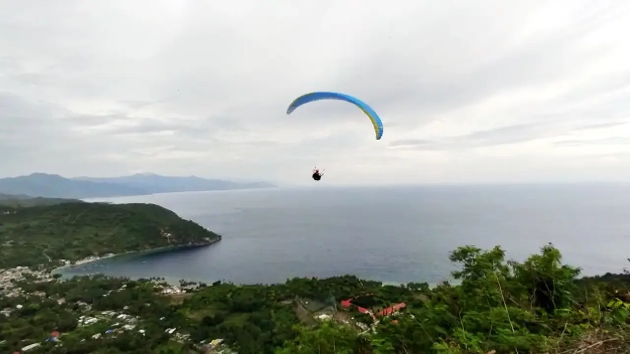 Paralayang di Bukit Kayubulan Gorontalo