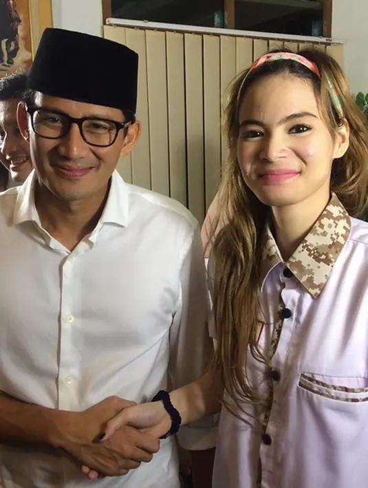 Selain berakting, Shyalimar Malik, yang diduga pacar baru Didi Mahardhika ini juga kabarnya senang berkecimpung di dunia politik. Seperti yang terlihat dalam foto ini, cucu Adam Malik ini sedang berfoto degan Sandiaga Uno. (Instagram/wondermom17cima)