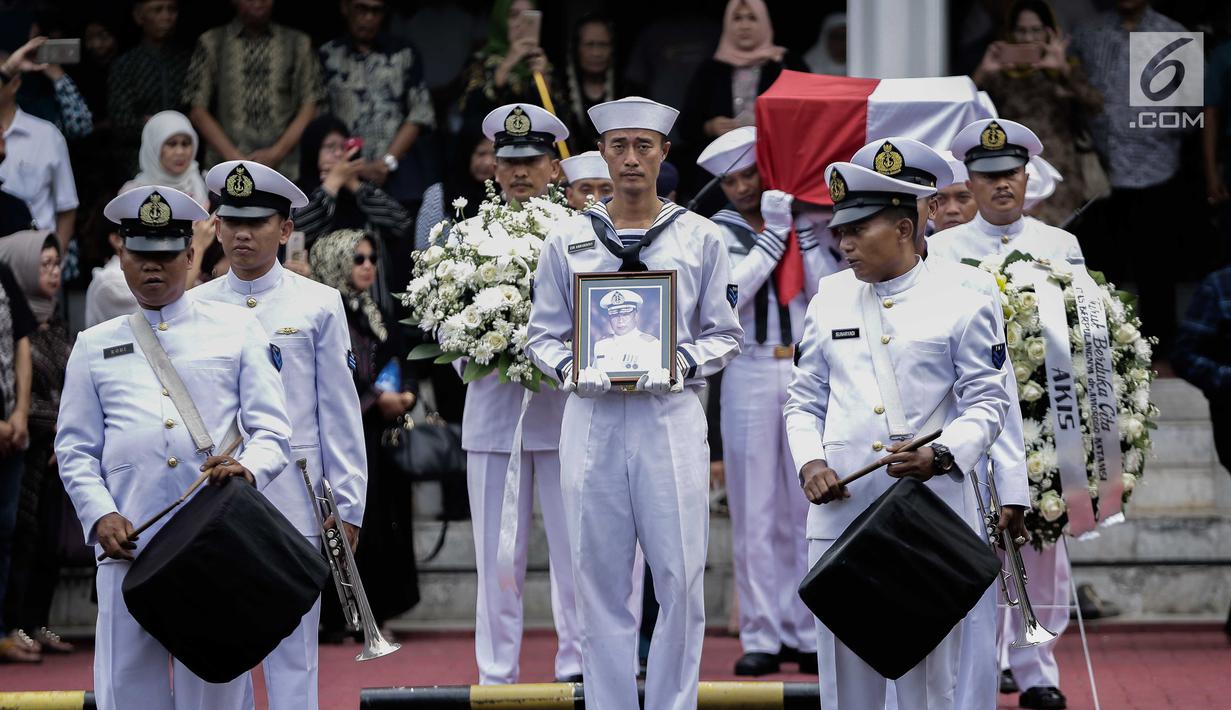 Foto Jenazah Amoroso Katamsi Pemeran Soeharto Dilepas Dengan Upacara Showbiz Liputan6 Com