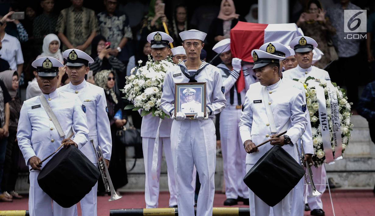 Foto Jenazah Amoroso Katamsi Pemeran Soeharto Dilepas Dengan Upacara