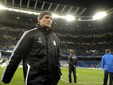 Real Madrid&acute;s Juande Ramos walks before their Champions League match Group H against Zenith San Petersburg at Santiago Bernabeu in Madrid, on December 10, 2008. AFP PHOTO/Pedro ARMESTRE