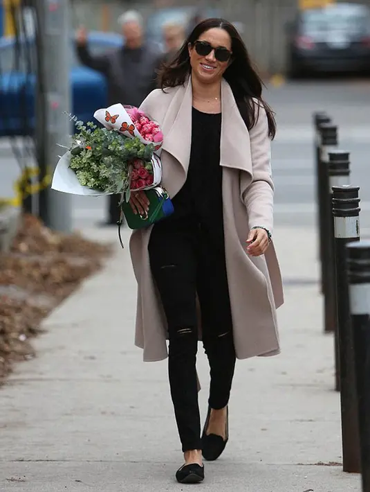 Ketika kekasihnya tengah sibuk dengan kegiatannya, Meghan mencoba menghibur diri dengan caranya sendiri. Salah satunya adalah bermain bersama anjing peliharannya. (doc.dailymail.com)