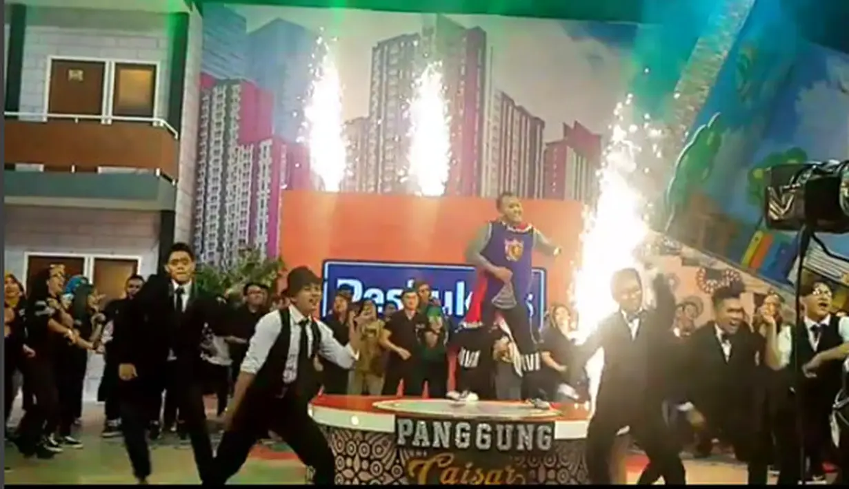 "Sar, nikmat nggak, nikmat nggak" ujar Eko. "Alhamdulillah," jawab Caisar. "Alhamdulillah ya, berkah ya,berkah ya," ujar Eko. "Alhamdulillah. Berkah. Bisa menghibur masyarakat, bisa memberikan senyuman dengan karya kita. Hahaha," kata Caisar lagi.