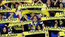 Suporter Thailand memberi dukungan saat melawan Indonesia pada laga kualifikasi Piala Dunia 2022 di SUGBK, Jakarta, Selasa (10/9). Indonesia takluk 0-3 dari Thailand. (Bola.com/M Iqbal Ichsan)