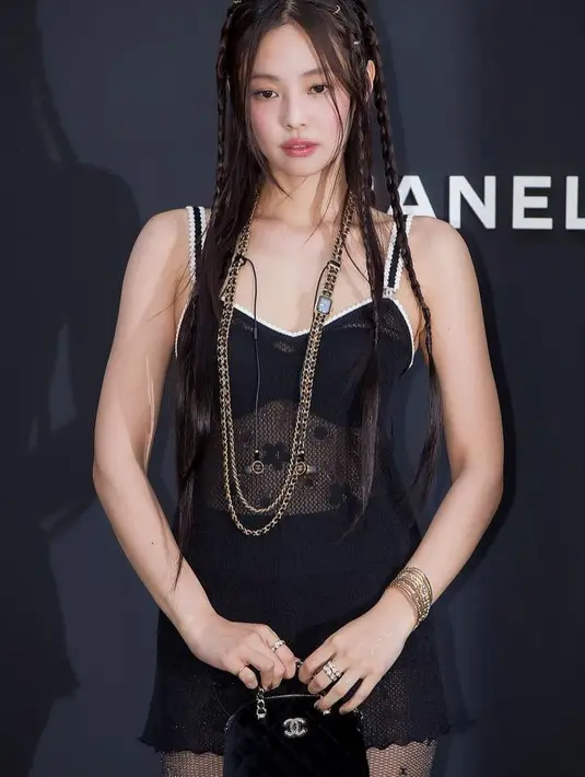 Dukung tampilan ekspresifnya, rambut Jennie BLACKPINK dikepang dengan riasan wajah bergaya natural. [@jennierubyjane]