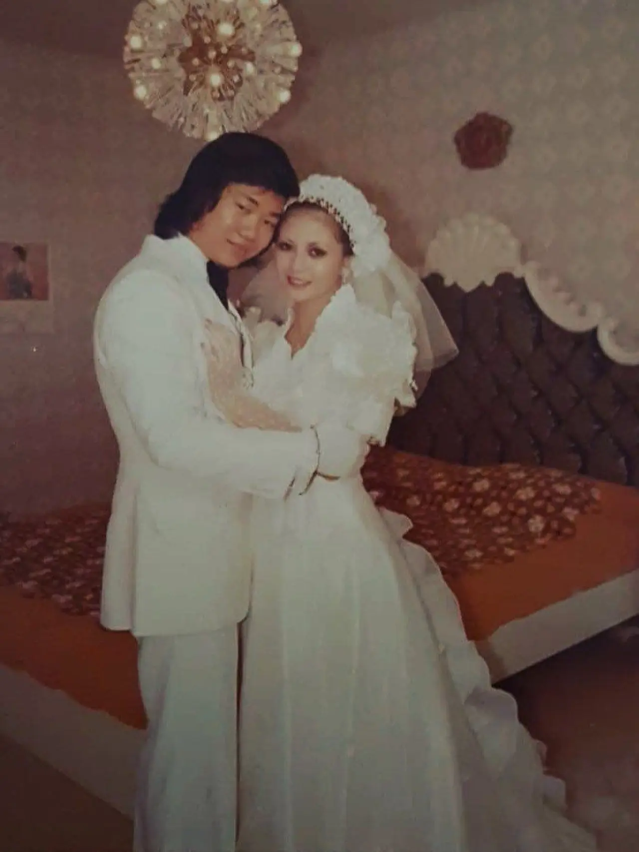 13 Potret Jadul Pernikahan Orang Tua Artis Ini Curi Perhatian - Hot