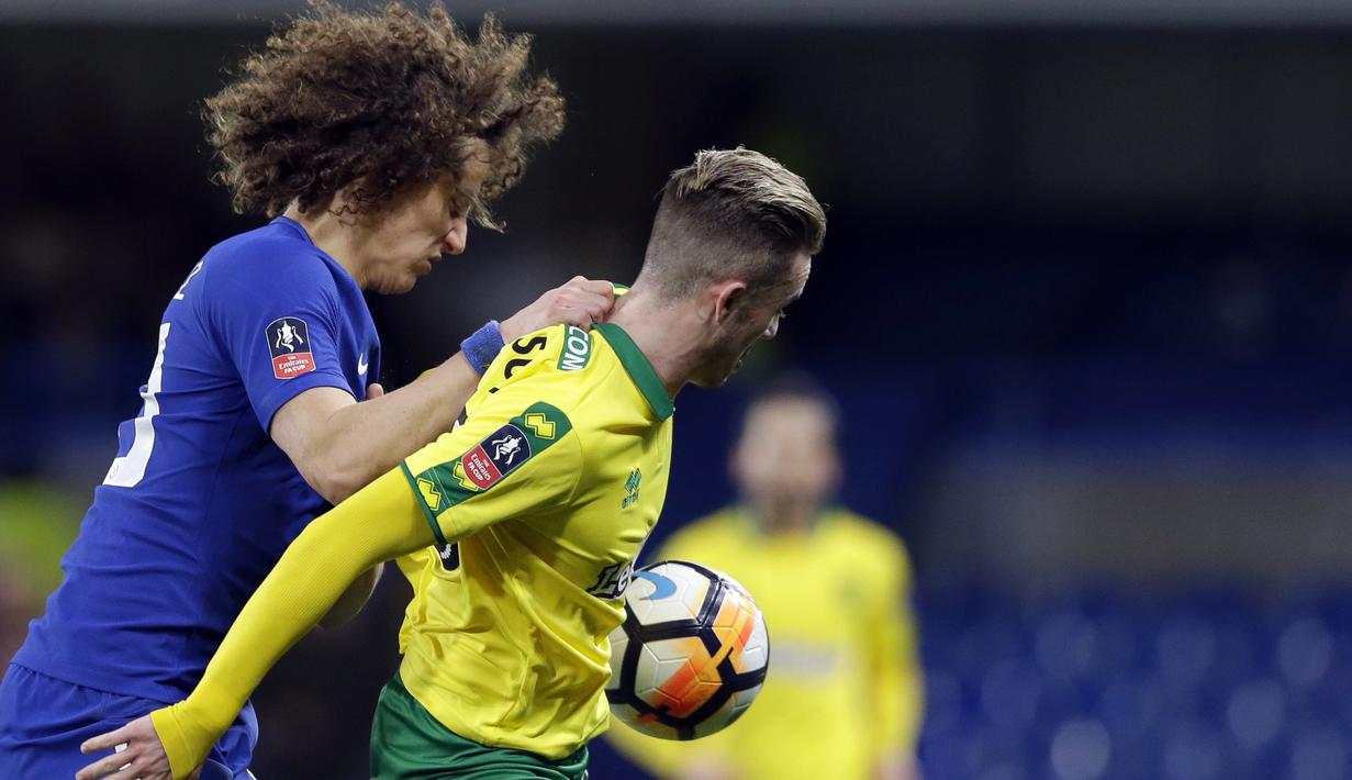 Pemain Chelsea, David Luiz (kiri) berusaha menghalau bola dari jangkauan pemain Norwich City, James Maddison pada laga babak ketiga Piala FA di Stamford Bridge, London, (17/1/2018). Chelsea menang lewat adu penalti 5-3. (AP/Alastair Grant)