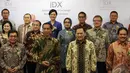 Presiden Jokowi saat berfoto bersama dengan para pejabat seperti Agus Martowardojo, Sofyan Djalil  dan Muliaman Hadad di Gedung Bursa Efek Jakarta, Jumat (2/1/2014).(Liputan6.com/Faizal Fanani)