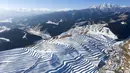 Foto dari udara yang diabadikan pada 7 Desember 2020 ini menunjukkan pemandangan sawah terasering yang tertutup salju di Kota Wuwei, Wilayah Otonom Etnis Tibet Tianzhu, Provinsi Gansu, China barat laut. (Xinhua/Jiang Aiping)