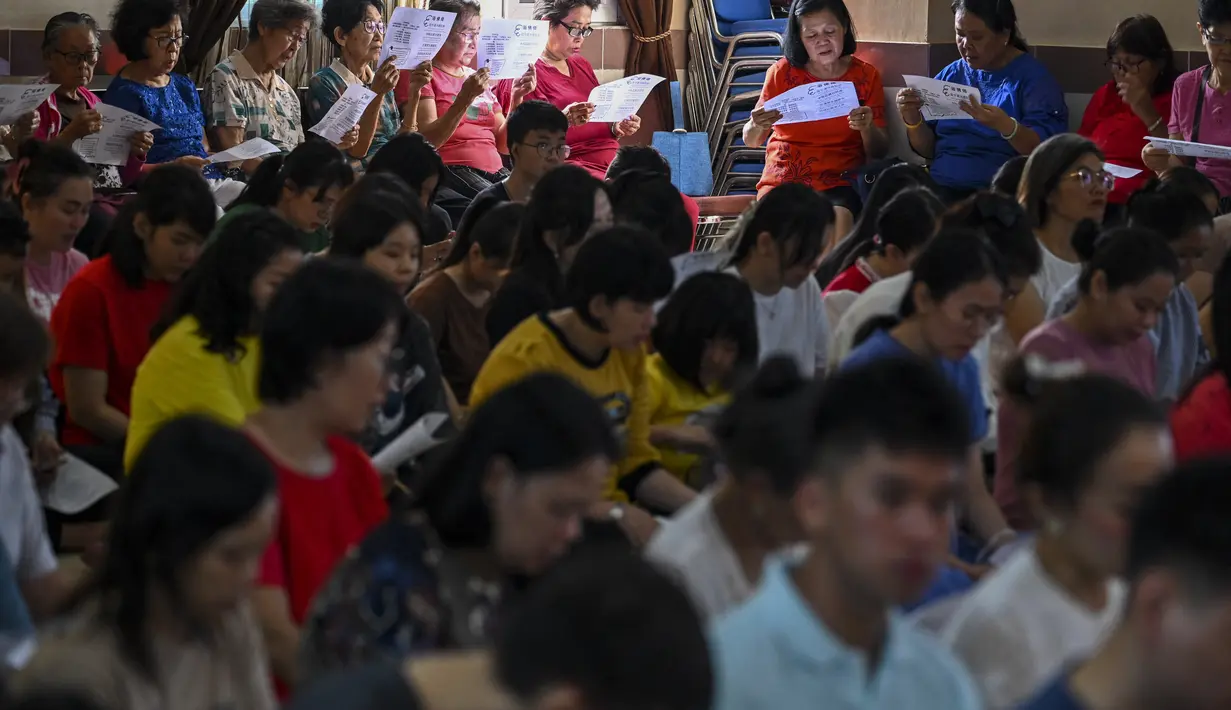 Tetapi umumnya perayaan ini jatuh pada bulan Mei. (CHAIDEER MAHYUDDIN / AFP)