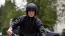 CEO Airbus Tom Enders ketika mengujicoba sepeda motor Light Rider di Jerman, 20 Mei 2016. Perusahaan APWorks telah menerima pesanan untuk jumlah terbatas 50 sepeda motor, dengan harga masing-masing sekitar Rp 763 juta ditambah pajak. (Sven Hoppe/dpa/AFP)