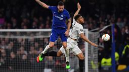 Duel udara antara Olivier Giroud dan Simon Falette pada leg kedua Liga Europa yang berlangsung di Stadion Stamford Bridge, London, Jumat (10/5). Chelsea menang 4-3 atas Eintracht Frankfurt lewat adu penalti. (AFP/Oliver Greenwood)