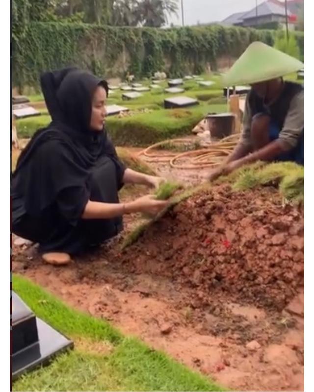 6 Potret Karina Ranau dan anak-anak merapikan makam Epy Kusnandar, dipasangi rumput