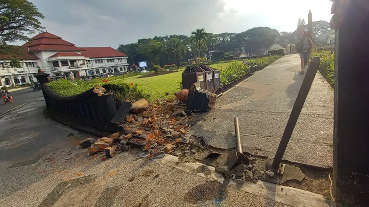 Pagar Tembok Alun – alun Tugu Malang Hancur Ditabrak Mobil untuk Kali Ketiga