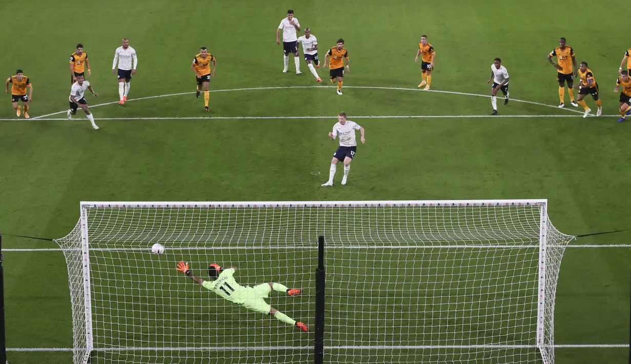 Pemain Manchester City Kevin De Bruyne mencetak gol dari titik penalti ke gawang Wolverhampton Wanderers pada pertandingan Liga Premier Inggris di Stadion Molineux, Wolverhampton, Inggris, Senin (21/9/2020). The Citizens sukses menjinakkan tuan rumah dengan skor 3-1. (Nick Potts/Pool via AP)