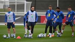 Sejumlah pemain Timnas Inggris menjalani latihan persiapan menjelang laga Kualifikasi Euro 2024 melawan Italia yang berlangsung di St George's Park, Burton-on-Trent, Inggris, 21 Maret 2023. The Three Lions dijadwalkan akan bertandang ke Italia pada Sabtu (25/03/2023) dini hari WIB di Stadion Diego Armando Maradona, Napoli. (AFP/Paul Ellis)