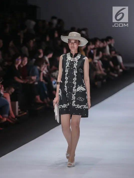 Model memeragakan busana rancangan Novita Yunus dalam Jakarta Fashion Week 2019 di Senayan City, Jakarta, Rabu (24/10). Novita mengusung tema Pesona Sisterhood. (Liputan6.com/Faizal Fanani)