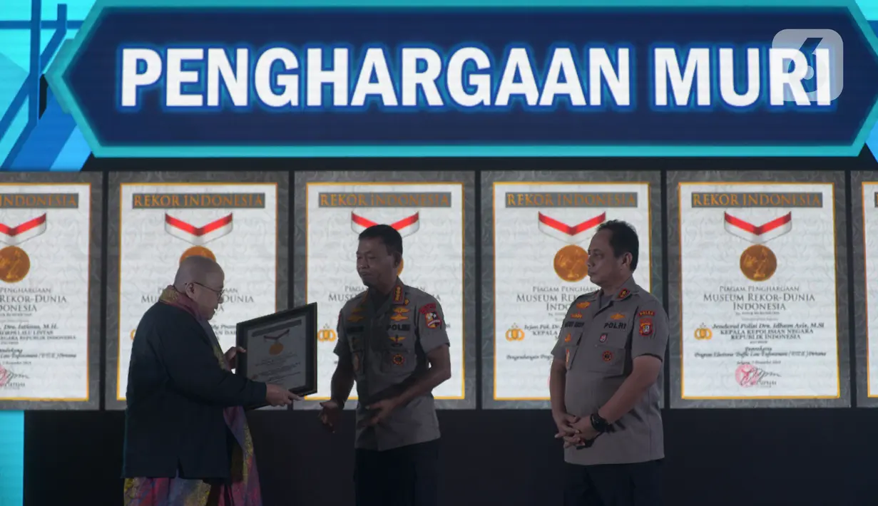 Kapolri Jenderal Pol Idham Aziz (tengah) menerima penghargaan dari Museum Rekor-Dunia Indonesia (MURI) dari pendiri MURI, Jaya Suprana saat Launching ETLE Development Program di Polda Metro Jaya, Jakarta, Kamis (5/12/2019). (merdeka.com/Imam Buhori)