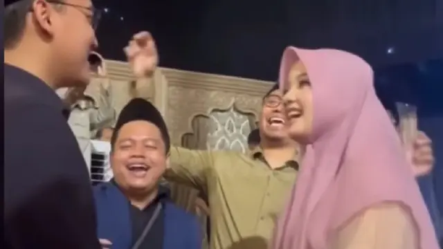 Gus Sunny dan Ning Chasna baper dengan lantunan lagu Dumes Denny Caknan (SS: YT ABRI Media)