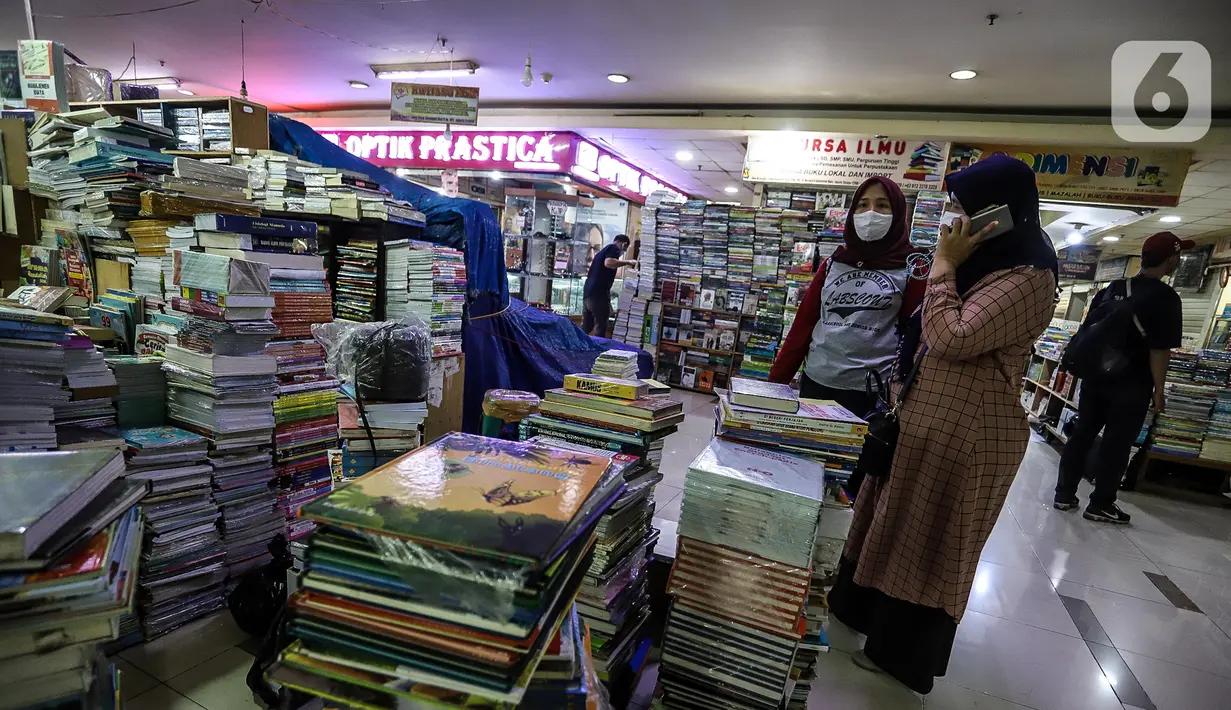 Pengunjung melihat-lihat koleksi buku di Blok M Square, Jakarta, Jumat (17/7/2020). Pedagang mengaku pandemi COVID-19 berpengaruh pada penjualan buku tahun ajaran baru 2020 yang mengalami penurunan hingga 50 persen. (Liputan6.com/Faizal Fanani)