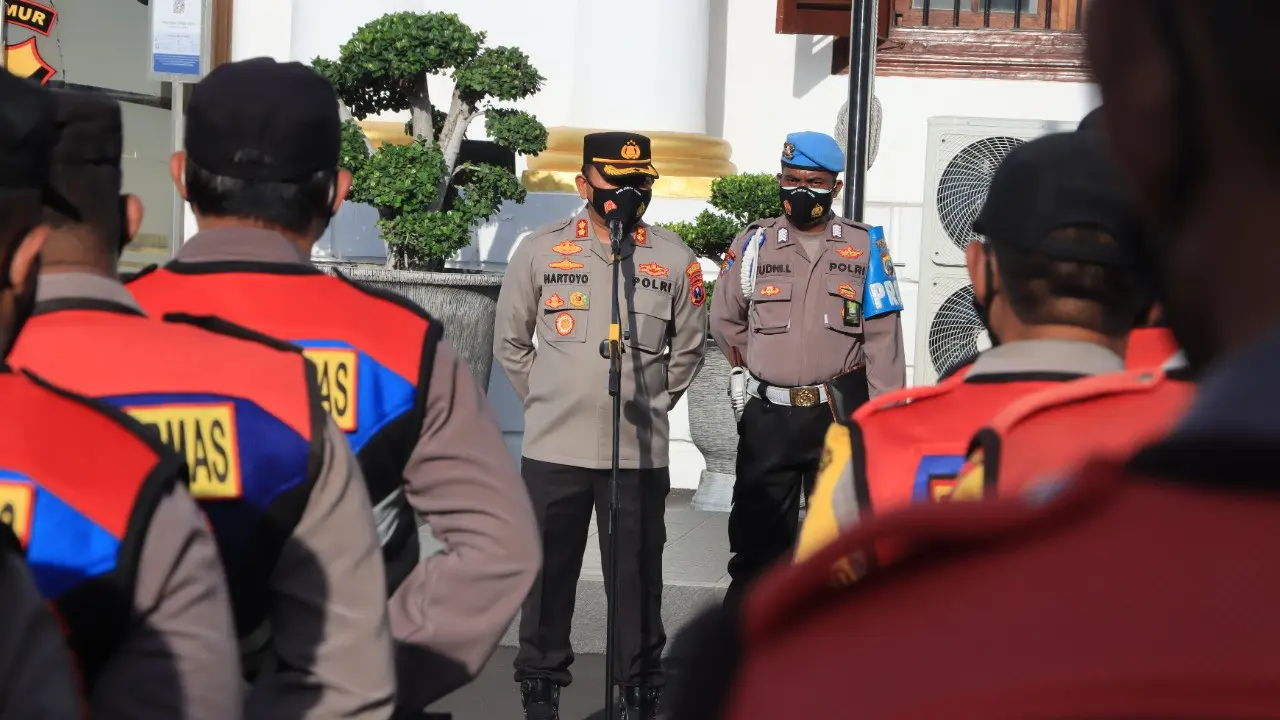 Wakapolrestabes Surabaya AKBP Hartoyo memimpin apel pagi. (Dian Kurniawan/Liputan6.com)